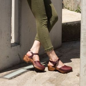 Magbua Swedish leather clogs